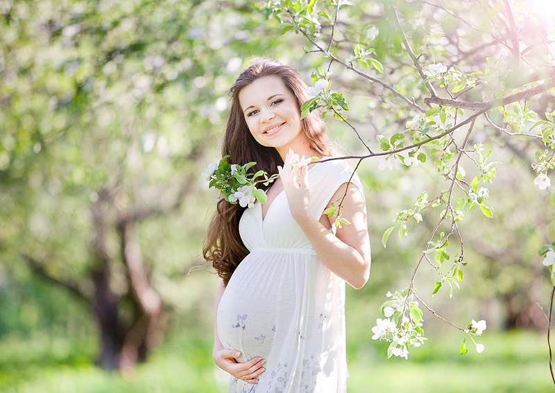 Домашний фотосет длинноволосой беременной дамы 