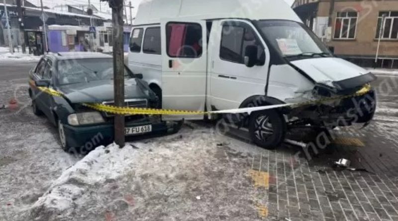 Գյումրիում բախվել են Գյումրի-Առափի երթուղին սպասարկող «Գազել»-ը և «Mercedes»-ը․ կան վիրավորներ