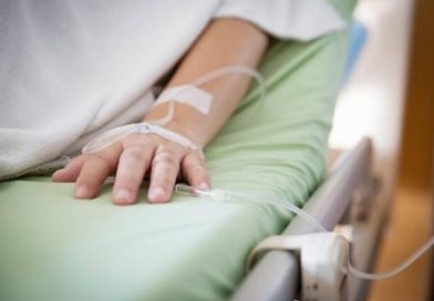 Գյումրու ԲԿ Է տեղափոխվել 10-ամյա աղջկա մարմին. տանը սնունդ ընդունելիս խեղդվել էՕրերս ողբերգական դեպք է տեղի ունեցել Շիրակի մարզում։  Օպերատիվ տեղեկություններ են ստացվել, որ «Գյումրի» բժշկական կենտրոնի մանկական բաժանմունք է տեղափոխվել երեխայի մարմին։  Ինչպես հայտնում է ֆոտոլրագրող Գագիկ Շամշյանը, տեղում պարզվել է, որ ստացված տեղեկատվությունը հավաստի է և Գյումրու բժշկական կենտրոն ծնողների կողմից տեղափոխվել է Շիրակի մարզի բնակիչ 10-ամյա աղջկա դին։  Ֆոտոլրագրողի տեղեկություններով՝ երեխան սովորում էր Շիրակի մարզի դպրոցներից մեկի 4-րդ դասարանում և տանը սնունդ ընդունելիս խեղդվել է։