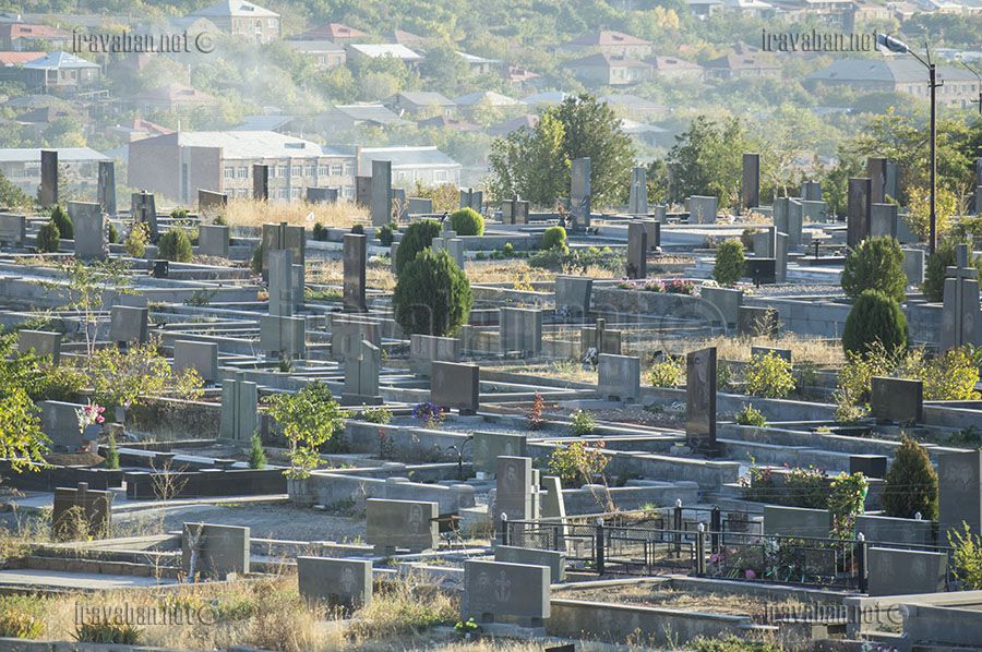 Տղամարդն այցելելով նախկին կնոջ խորթ հոր գերեզմանին՝ երկաթյա ամրանի կտորով անարգել  է մահացածների գերեզմանների վրա գտնվող շինությունները