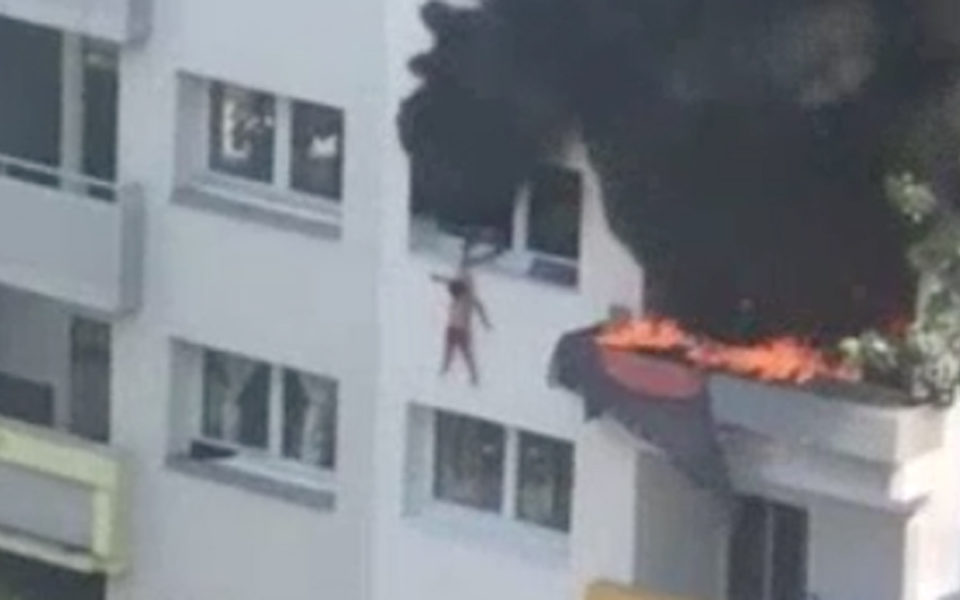 Տեսանյութ.Ֆրանսիայում մարդիկ բռնել են  հրդեհվող բնակարանի պատուհանից 10 մ բարձրությունից ցած նետված երկու եղբայրներին
