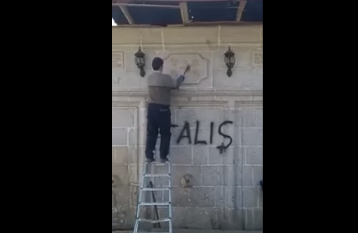 Տեսանյութ.Շուշիում ադրբեջանցիները ջնջում են քանդակագործ խաչերը ու հայկական հետքը