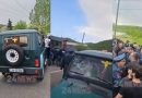 ԵԿՄ-ի նշաններով մարդիկ իրենց մեքենան քշում են Ոսկեպարի մոտ ճանապարհը փակած ՀՀ քաղաքացիների վրա