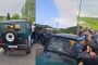 ԵԿՄ-ի նշաններով մարդիկ իրենց մեքենան քշում են Ոսկեպարի մոտ ճանապարհը փակած ՀՀ քաղաքացիների վրա